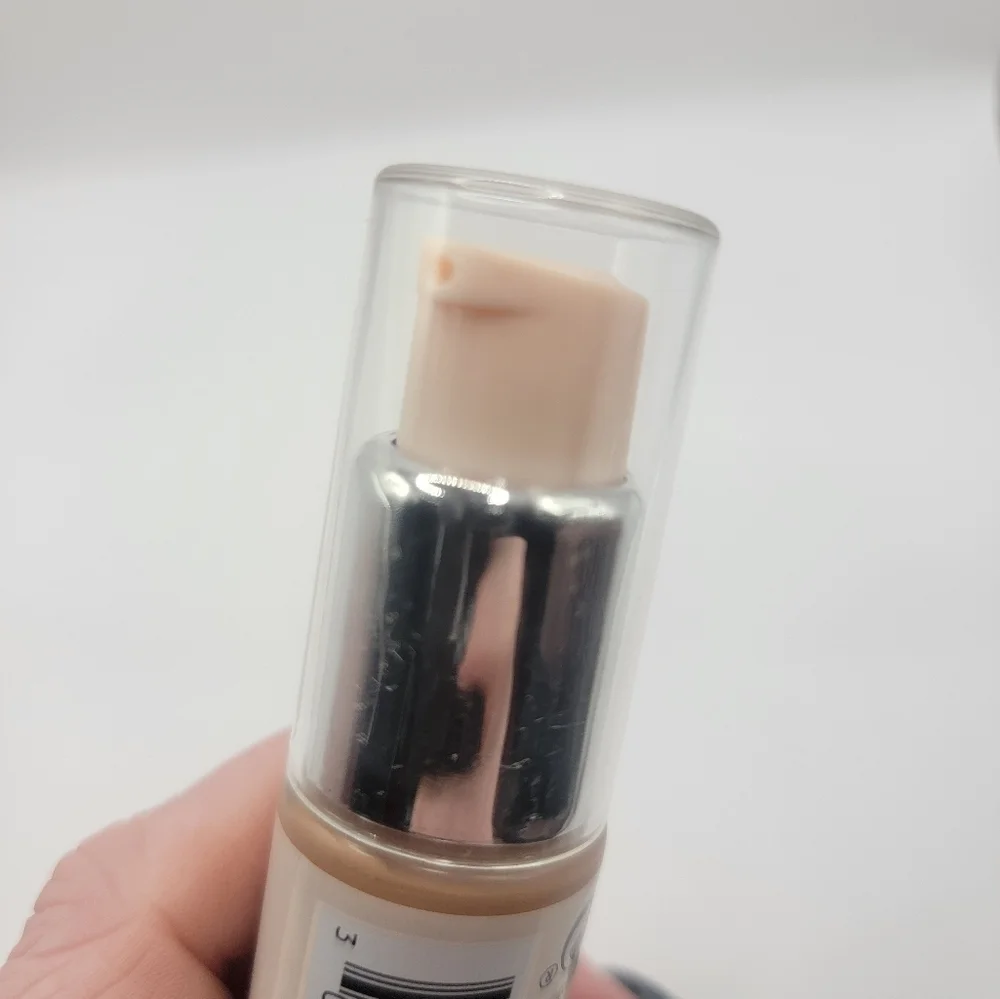 NWT Revlon Candid Natural Finish Foundation - 440 Caramel